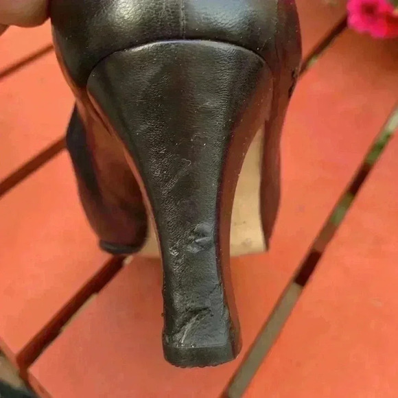 Etienne Aigner two tone, black leather pumps size 7 1/2 - Picture 5 of 7